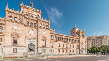 Panorama, İspanya, Valladolid Plaza de Zorrilla 'da Süvari Akademisi zaman çizelgesi gösteriyor. Karmaşık mimarisi olan tarihi askeri bina, mavi bulutlu gökyüzünün altında kalabalık şehir manzaralarıyla çevrili.