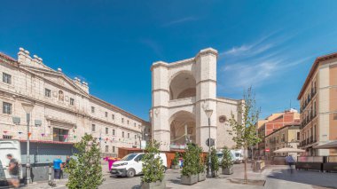 Panorama San Benito el Real Timelapse Kilisesi 'ni gösteriyor. Valladolid, İspanya' da tarihi bir Benedikt manastırı. Gotik tarzı cephe, ortaçağ mimarisinin özü olan mavi gökyüzünün altında dimdik duruyor..