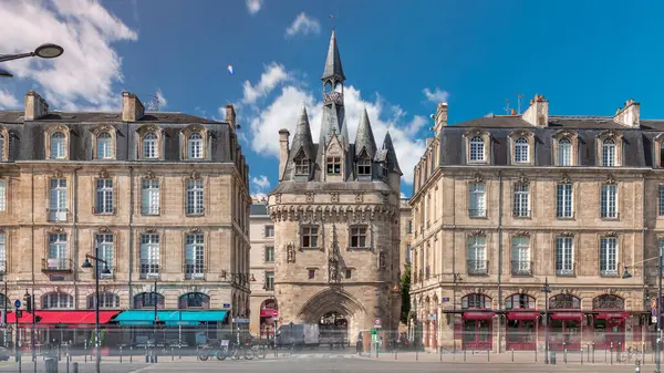 Ortaçağ mimarisi ve kuleleriyle Fransa 'nın Bordeaux kentinde tarihi Porte Cailhau zaman atlaması. Şehir manzaraları caddelerde tramvay trafiği ile birlikte geçidi ve canlı çevreyi gösteriyor.