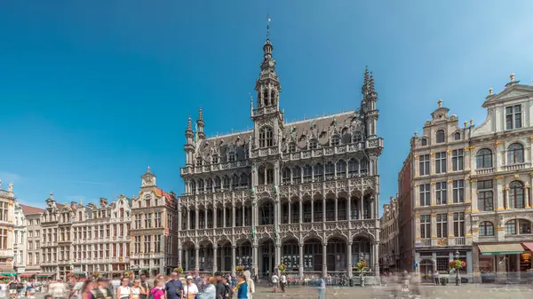Brüksel, Belçika 'daki Grand Place' te Maison du Roi (King 's House) ön cephesinin zaman atlaması. Gotik tarzı bir apartman, eski lonca binası, şimdi Brüksel Şehir Müzesi 'nin evi. UNESCO Dünya Mirası Alanı