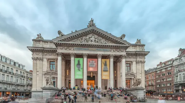 Akşamları Brüksel Borsası 'nın Neo-Rönesans ve İkinci İmparatorluk stillerinde dramatik bulutların zaman aşımına uğraması. Grand Place yakınlarındaki ikonik cephe, Belçika 'nın finansal mirasını gözler önüne seriyor.
