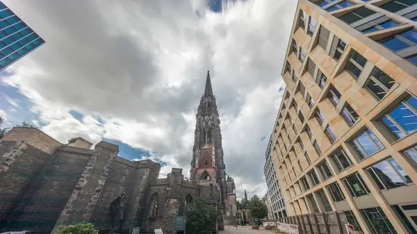 Ehemalige Hauptkirche St. Nikolai zaman atlaması hipervanesine, Hamburg, Almanya 'da yanan Aziz Nicholas Kilisesi' nin çan kulesine bakış açısına bakıyorum. İkonik neogotik anıt sitesi