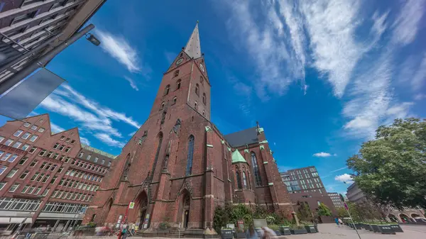 St. Peter Kilisesi ya da Hauptkirche St. Petri zaman atlaması Hamburg, Almanya 'da. Bu Protestan Luteryan kilisesinde yüksek kulesi, trafiği ve mavi gökyüzü arkaplanı olan gotik mimari yer almaktadır.