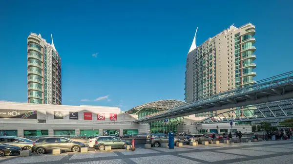 Vasco da Gama Alışveriş Merkezi, Lisboa Oriente tren istasyonunun yakınındaki hızlandırılmış zaman aşımı. İki gökdeleni ve yürüyen köprüsü olan büyük bir mimarlık projesinin parçası. Lizbon, Portekiz