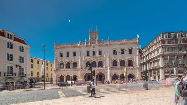 Lizbon 'daki Rossio İstasyonu zaman aşımına uğradı. Zebra geçişi ve sokak trafiği ile ön manzara. Don Pedro IV Meydanı 'ndaki 19. yüzyıl demiryolu binası. Portekiz.