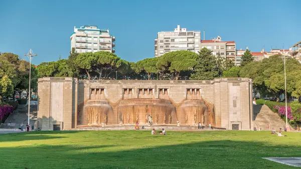 Lizbon Alameda Park 'taki Fonte Luminosa çeşmesinde zaman aşımı. Şehrin doğu bölgesindeki su kaynaklarını kutlayan ikonik simge. Konut binaları görünüyor. Portekiz