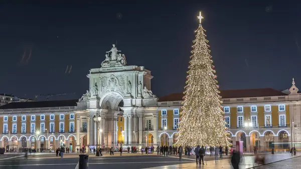 Lizbon 'daki ticaret meydanı, Noel' de yüksek bir ağaç ve geceleri kemerle aydınlandı. Dekorasyon ve tarihi mimarinin yer aldığı şenlikli atmosferin zamanlaması