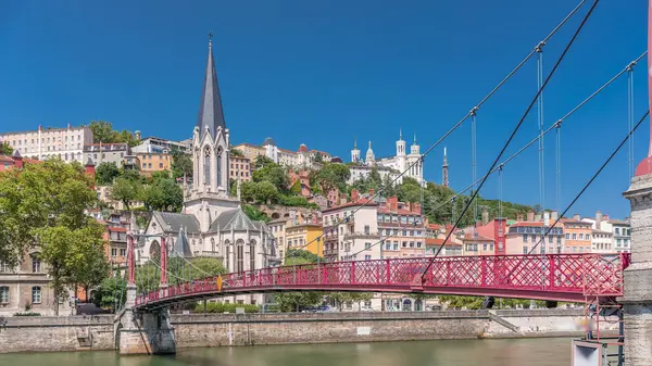 Aziz George Kilisesi, Quais de Saone ve Fourviere Bazilikası 'nın Fransa' nın Vieux Lyon kentindeki bir yaya köprüsünden hızlandırılmış zamanaşımı, tarihi mimari, yansımalar ve manzaralı nehir manzarası sergileniyor.