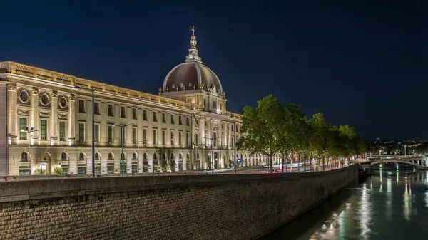 Lyon, Fransa 'da Grand Hotel-Dieu gece hızlandırması. Bu tarihi bina artık lüks bir alışveriş merkezi. Işıklandırılmış kubbeler ve avlular Rhone Nehri 'ne yansıyor.