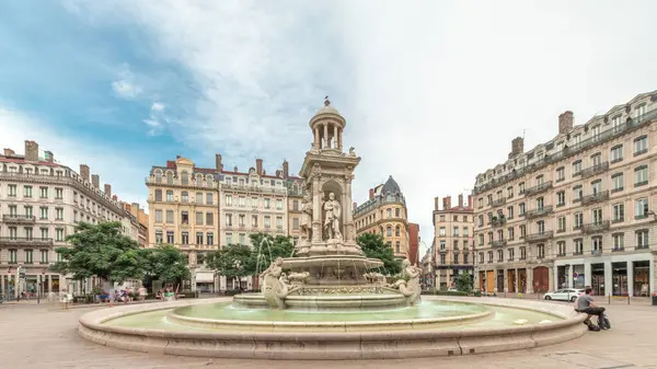 Fransa 'nın başkenti Lyon' da bulunan Place des Jacobins 'in hiperlapesi, tarihi binalarla çevrili Fontaine des Jacobins' e ev sahipliği yapmaktadır. Bulutlu bir gökyüzü altında hareketli şehir meydanı