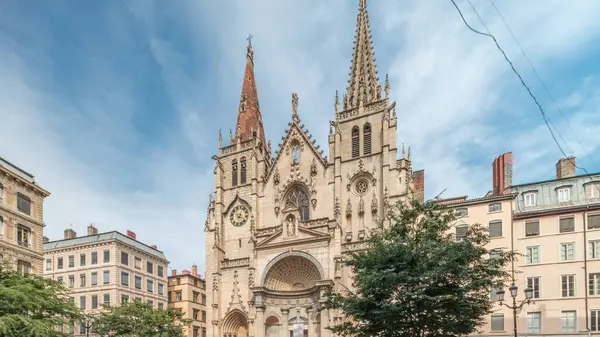 Fransa 'nın Lyon kentindeki Presqu' ile bölgesindeki Saint-Nizier Kilisesi 'nin hiperlapası. Kutsal Havariler Kilisesi olarak bilinen süslü detaylarla dolu tarihi bir Gotik kilisesi zaman çizelgesini sergiliyor.