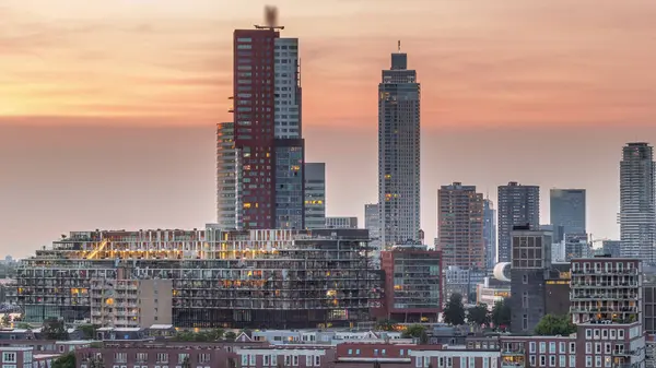 Rotterdam, Hollanda 'daki Katendrecht yarımadası ve Maashaven limanının hava ve gece geçiş zamanı. Şehir silueti modern gökdelenler ve geleneksel Hollanda rıhtım evleri