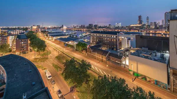 Maashaven 'daki kulelerin hava panoramik görüntüsü gece gündüz geçiş zamanlarında demirli gemilerle, Katendrecht ve Maas River, Rotterdam. Fabrika yakınındaki trafik ofis ve etkinlik alanına dönüştürüldü