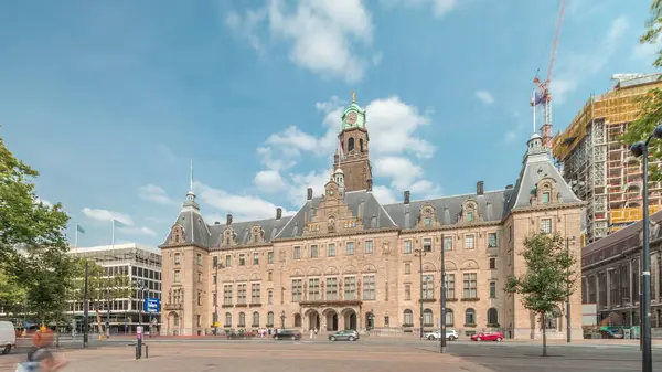 Coolsingel 'deki Rotterdam Belediye Binası' nın (Stadhuis van Rotterdam) hiperlapesi. Şehir merkezindeki az sayıdaki tarihi binadan biri. Trafik ve sokaktaki insanlar, bulutlu mavi gökyüzü. Hollanda