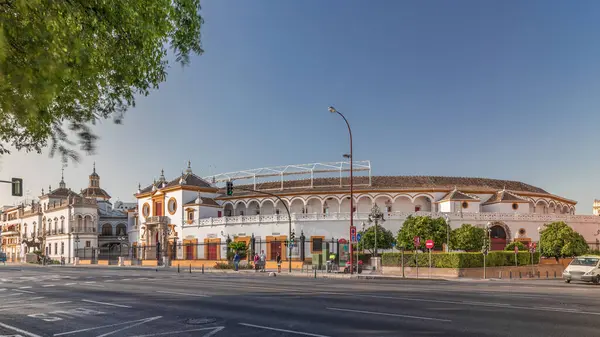 Plaza de Toros de la Real Maestranza de Caballeria de Sevilla zaman atlaması. İspanya 'nın Seville şehrinde boğa güreşi festivalleriyle tanınan tarihi boğa güreşi. Trafik ön cephesinin önünden geçiyor.