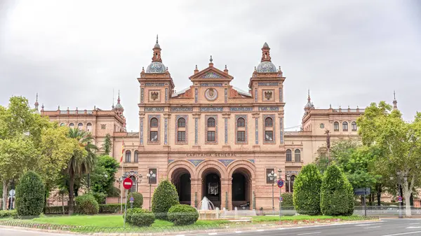 İspanya, Seville 'deki 2. Askeri Bölgenin Kaptanlığı cephesi. Endülüs 'teki Kara Kuvvetleri Karargahı. Trafik, bulutlu gökyüzü ve yeşil ağaçlarla hızlandırılmış zaman aşımı.