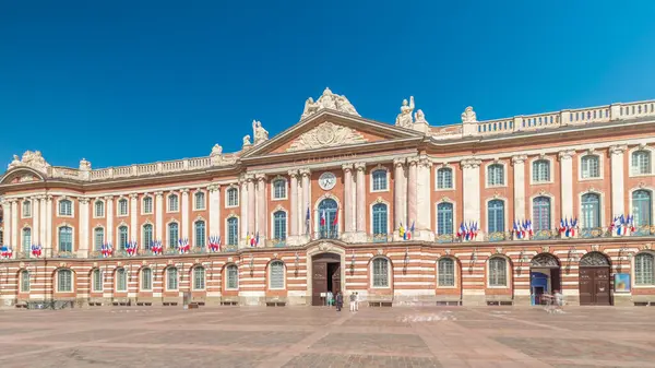 Capitole de Toulouse ön cephesi hiperhızlandırılmış zaman gösterileri Fransa 'nın tarihi belediye binası ve belediye kalbi Capitole Meydanı' nda çarpıcı mavi gökyüzü altında yer almaktadır.