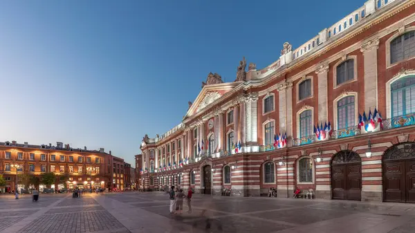 Capitole de Toulouse 'da gece gündüz geçiş zamanı hiperhızlandırılmış şehir merkezi ve Fransa' nın tarihi merkezi Toulouse, Capitole Meydanı 'nda akşam üstü gökyüzü altında sergilenmektedir.