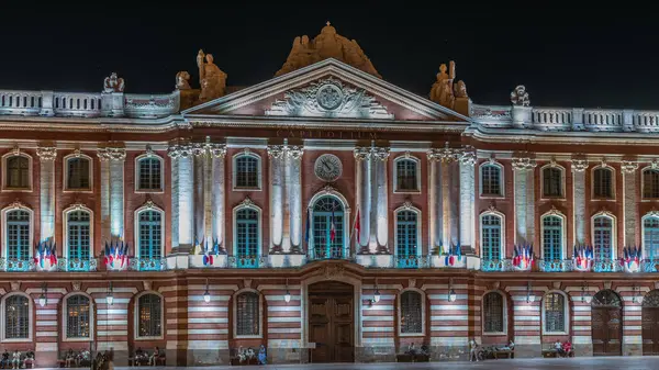 Capitole de Toulouse gece vakti hiperhız gösterileri Fransa 'nın başkenti Toulouse' un tarihi belediye binasını ve şehir merkezindeki Place du Capitole meydanını aydınlattı