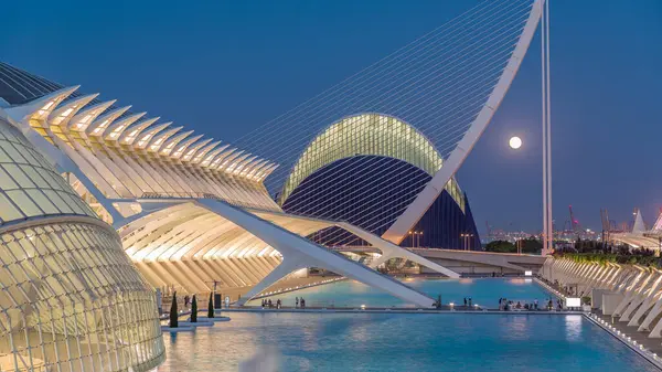 Valencia 'nın Sanat ve Bilim Şehri' nin fütüristik mimarisi üzerine dolunay ile serin sulara yansıyan muhteşem bir geçiş dönemi. Büyüleyici bir İspanyol kültürel simgesi