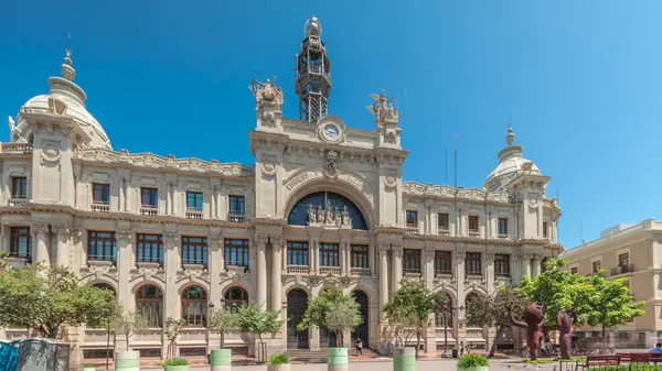 Valensiya 'daki tarihi posta ofisi (Palau de les Comunicacions) Belediye Binası Meydanı' nda (Plaza del Ayuntamiento Meydanı) zaman aşımına uğradı. Süslü cephe, trafik ve İspanya şehir merkezinde mavi bir gökyüzü..