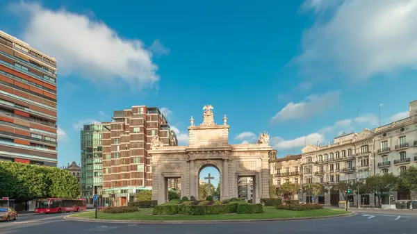 İspanya, Valencia 'da La Porta de la Mar zaman atlaması. Bir zamanlar ortaçağ duvarlarının bir parçası olan bu neoklasik kapı kalabalık bir kavşağın üzerinde duruyor. Gün batımında parlak bir gökyüzünün altında değerli bir şehir simgesi.