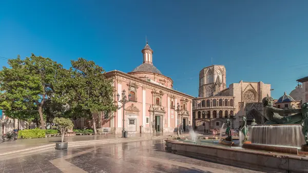 Valencia Plaza de la Virgen 'in zaman çizelgesini gösteren panorama, İspanya' nın tarihi gökyüzü altında Turia Fountain, Cathedral ve Basilica de la Virgen de los Desamparados 'u sergiliyor.