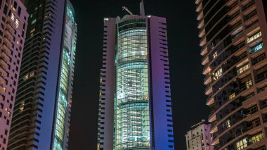 Dubai Marina Kuleleri 'nin gece görüş alanında yanıp sönen ışıklar, Birleşik Arap Emirlikleri. Yukarı bak.