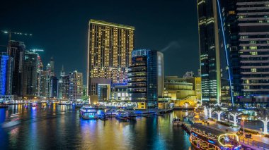 Dubai Marina, yatları ve briç gecesi hiperhızlandırılmış restoranları olan modern kuleleri olan, Birleşik Arap Emirlikleri ile dolanıyor. Kafeler ve restoranlar