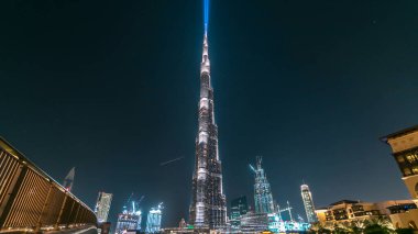 Dubai şehir merkezi ve Uluslararası Dubai Kongre ve Sergi Sarayı timelapse yakın göl Çeşme ve köprü Dubai, Birleşik Arap Emirlikleri ile. Uluslararası Dubai Kongre ve Sergi Sarayı bir 828 m, dünyanın en yüksek binası var. Sheikh Zayed Road, Birleşik Arap Emirlikleri üzerinde bulunan.