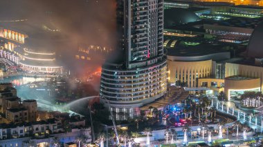 Dubai Burj Halife yakınlarındaki The Address Hotel 'de, 1 Ocak 2016' da Dubai, BAE 'de havai fişek kutlamaları öncesinde büyük bir yangın meydana geldi. Yukarıdan görüntüle