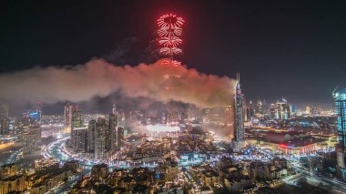 Dubai Burj Halife Yeni Yıl kutlamaları zamanı ve yangın kazası Dubai, BAE 'deki Address Otel' den meydana geldi. Yukarıdan görüntüle