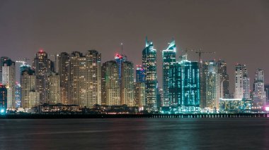 Dubai Marina silueti JBR gece zaman çizelgesi ile Dubai, BAE 'deki Palm Island' da görülüyor. Dubai 'nin bu kısmında 50 kattan fazla gökdelen var.