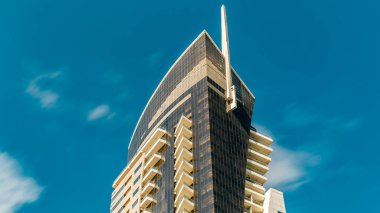 İş alanındaki modern binaların zaman çizelgesine bak. Yansımalı cam cephe gökdelenleri. Ekonomi ve finans kavramı. Dubai, BAE