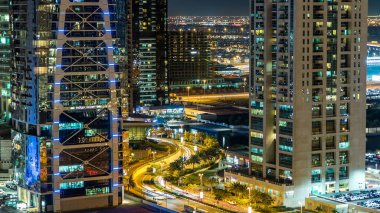 Jumeirah Lakes Kuleleri 'nin binalarında gece vakti hava trafiği vardı. Dubai marina gökdeleninden JLT bölgesi manzarası