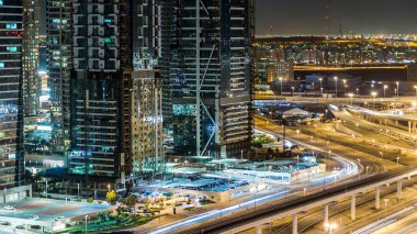 Jumeirah Lakes Kuleleri 'nin binalarında gece vakti hava trafiği vardı. Dubai marina gökdeleninden JLT bölgesi manzarası