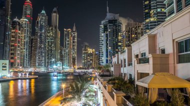 Dubai Marina, yatları ve Dubai 'deki köprüden restoranları olan modern kuleleri olan, Birleşik Arap Emirlikleri' nde gece hipervanesi olan bir yer. Dubai Marina, Dubai 'de bir şehirdir..