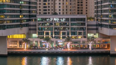 Dubai Marina rıhtımı, Dubai 'deki alışveriş merkezinin el bilgisayarları, havadan geçiş zamanı, Birleşik Arap Emirlikleri.