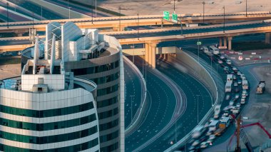 Gün batımında, Dubai, BAE 'deki bir otoyol kavşağının hava görüntüsü. Modern kuleler ve köprüler ile tepeden görünüm