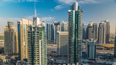 Gün batımından önce Dubai Marina 'nın hava görüntüsü. Dubai, BAE' de mavi bulutlu gökyüzü var. Modern kuleler, köprü ve yol trafiği