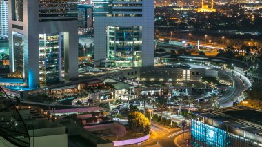 Gece vakti Emirates Kuleleri zaman çizelgesi olan Dubai silueti. Dubai, BAE. Dubai 'nin en iyi şehir oteli olan Jumeirah Emirates Kuleleri, şehir merkezindeki ticaret bölgesinde yer almaktadır.