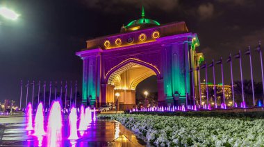 Emirates Sarayı 'nın kapısında renkli bir çeşme var. Beş yıldızlı Emirates Sarayı inşa edilmiş en pahalı ikinci oteldir.