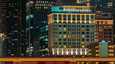 Dubai Kuleleri 'nin aşağısında gece vardiyası. Şeyh Zayed 'in gökdelenli manzarası. Metro hattında trafik var. Yanıp sönen ışıklar ve patikalar