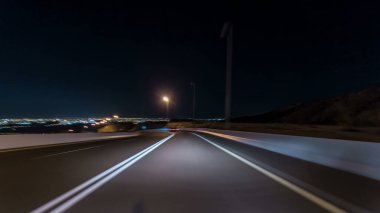 Jebel Hafeet yolu üzerindeki Virajlı yolda gece Al Ain, Birleşik Arap Emirlikleri 'nde zaman aşımına uğrayın. Bulanık hareket görünümü