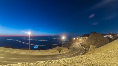 Jebel Hafeet 'te gece gündüz kayalıklarla ve virajlı yollarla geçiş zamanı. Öncelikli olarak Al Ain 'in çevresinde yer alan dağ, şehir üzerinde etkileyici bir manzara sunuyor. Yukarıdan hava görünümü