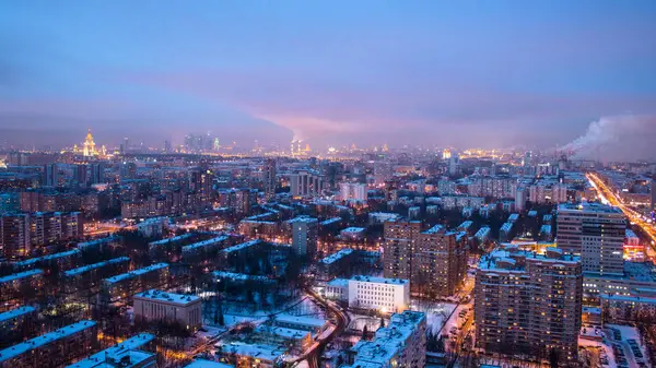 Binanın panoramik hava manzarası Moskova 'nın merkezinden gece gündüz geçiş zamanı karla kaplı binalar kış günü panoramik manzara, Rusya