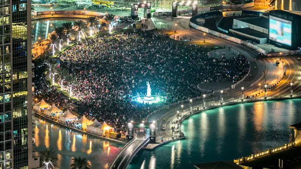 Yeni yıl kutlamalarından önce Dubai şehir merkezinde, insan yapımı göl üzerindeki köprünün ve birçok insanın el yapımı tarihi anıtlarla dolu parktaki en yakın görüntüsü, Birleşik Arap Emirlikleri..