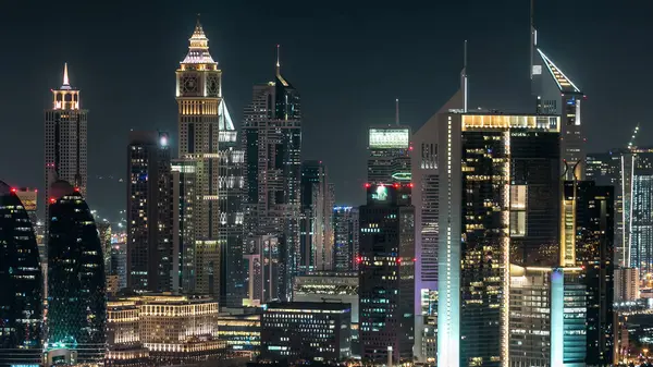 Gece Dubai şehir merkezindeki gökyüzü zaman çizelgesi. Şeyh Zayed yolunun en üst manzarası. Çok sayıda aydınlık kulesi ve gökdelenleri var. Yollarda trafik vardı. Ünlü simge.