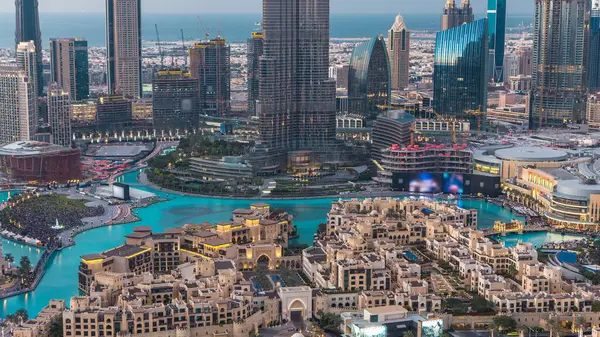 Dubai Şehir Merkezi, Burj Halife ve diğer kulelerin yakınlarındaki müzik çeşmeleri ile Dubai, Birleşik Arap Emirlikleri 'nde yeni yıl kutlamalarından önce tepeden görülebiliyor. Işıklar yanıyor..