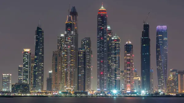 Dubai Marina ufuk çizgisi günden geceye geçiş zamanı panorama Palm Jumeirah, Dubai, BAE 'den görüldüğü gibi. Dubai 'nin bu kısmında 50 kattan fazla gökdelen var.